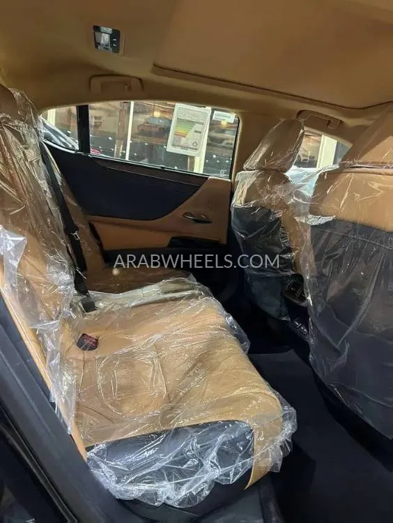 لكزس ES 2025 for Sale in الرياض Image-8