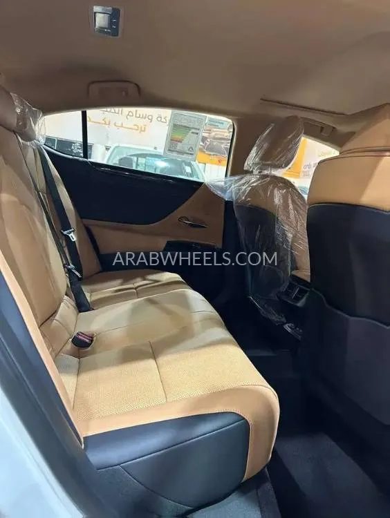 لكزس ES 2025 for Sale in الرياض Image-8