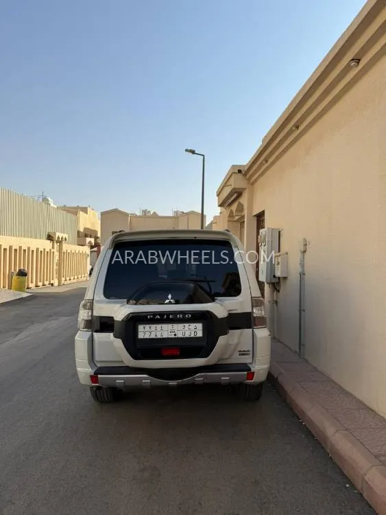 ميتسوبيشي باجيرو 2017 for Sale in الرياض Image-7