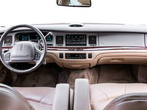 لينكون تاون كار الداخلية 