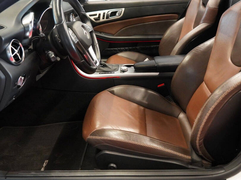 مرسيدس بنز إس إل كيه كلاس Interior 