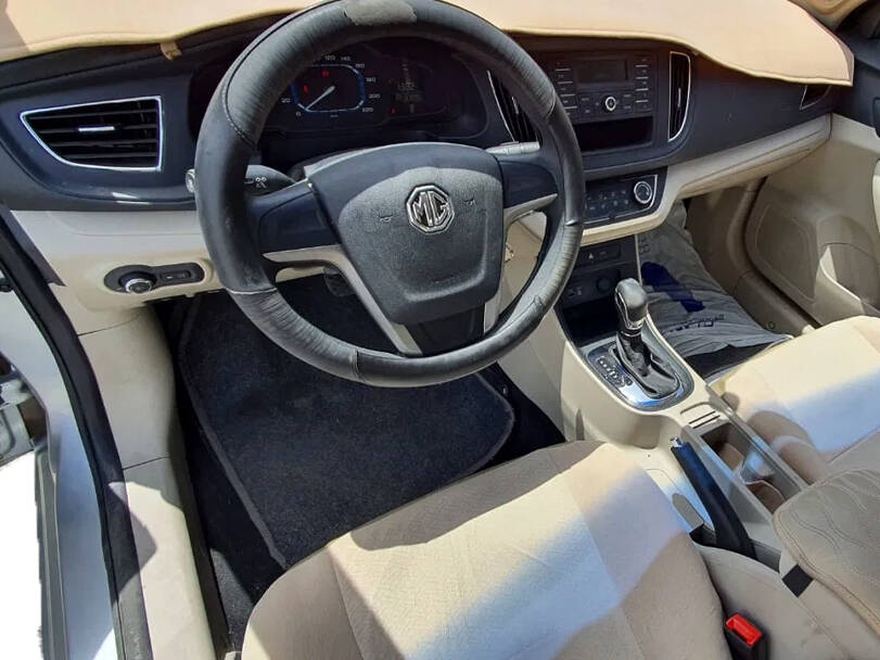 إم جي ٣٦٠ Interior 