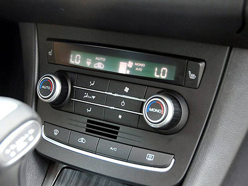 إم جي ٥٥٠ Interior 