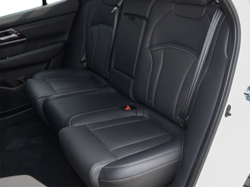 ميتسوبيشي إيرتريك Interior 