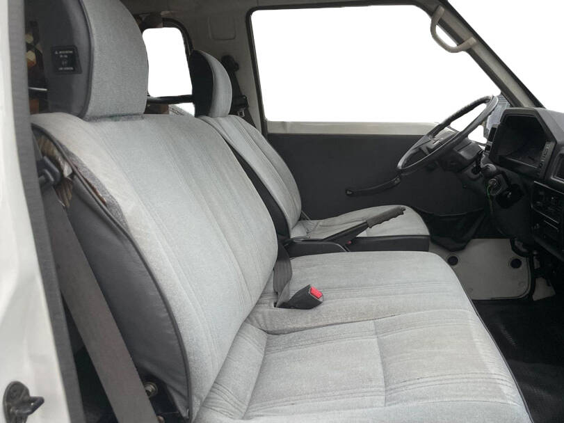 ميتسوبيشي إل ٣٠٠ Interior 