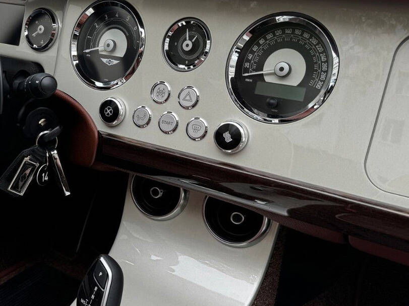Morgan Plus Six 2025 Interior 