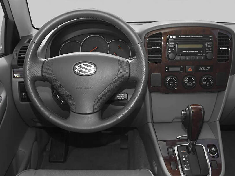  سوزوكي إكس إل ٧ الجيل الأول Interior 