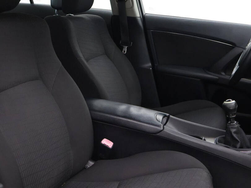 تويوتا أفينسيس Interior 