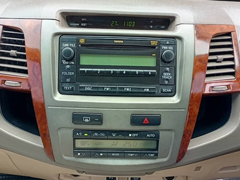 تويوتا فورتشنر الجيل الأول (AN50) Interior 