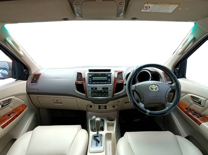 تويوتا فورتشنر الجيل الأول (AN50) Interior 