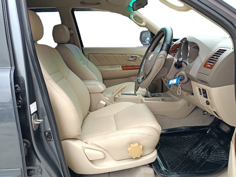 تويوتا فورتشنر الجيل الأول (AN50) Interior 