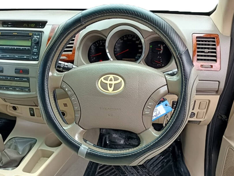 تويوتا فورتشنر الجيل الأول (AN50) Interior 