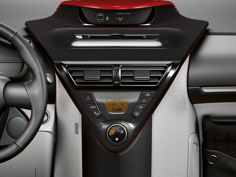 تويوتا آي كيو Interior 