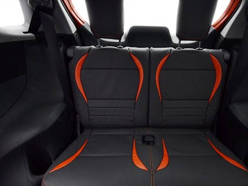 تويوتا آي كيو Interior 