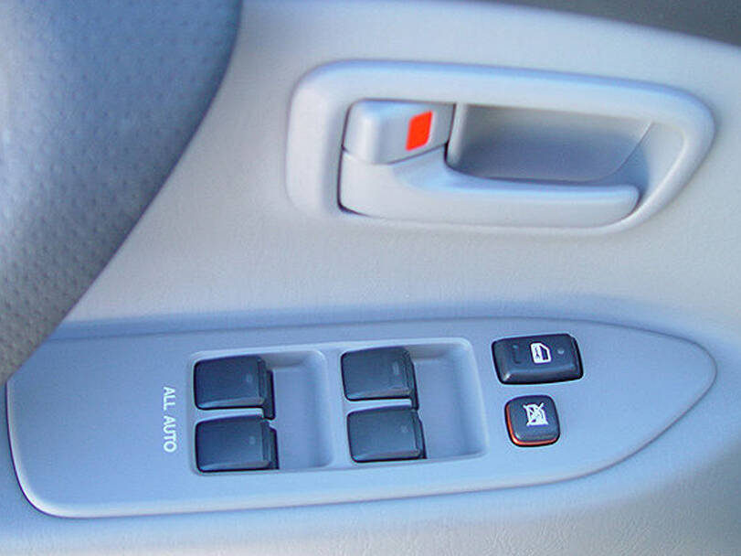 تويوتا لاند كروزر الجيل السادس (J100) Interior 