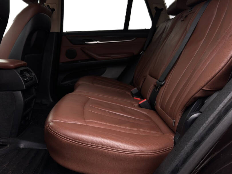 بي ام دبليو إكس ٥ Interior 