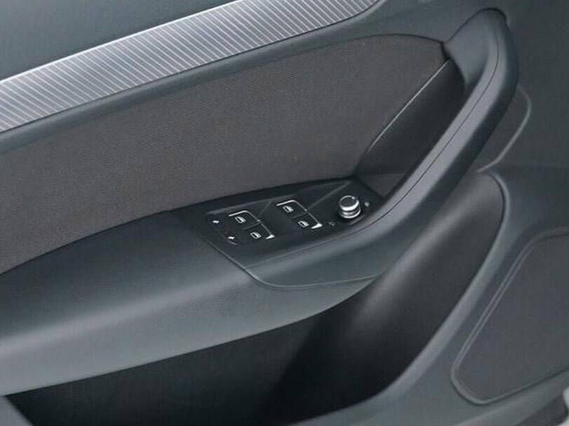 أودي آر إس كيو ٣ الجيل الأول (8U) Interior 