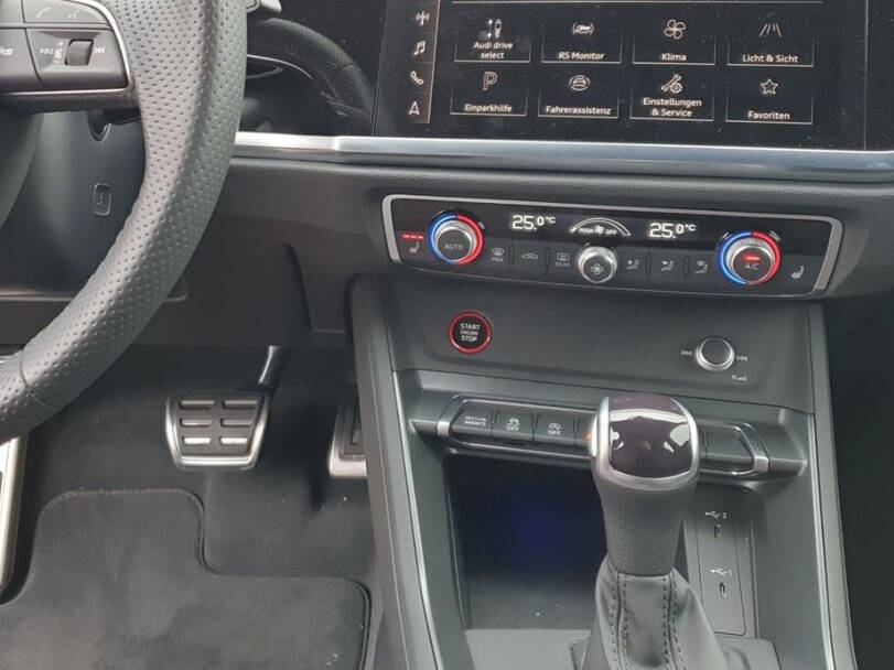 أودي آر إس كيو ٣ Interior 