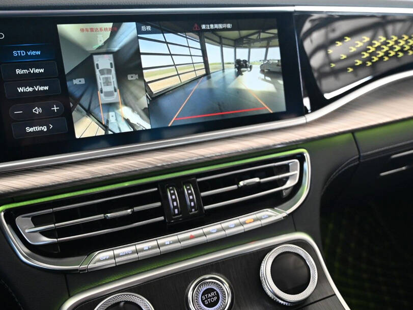 هونغتشي إتش ٩ Interior 