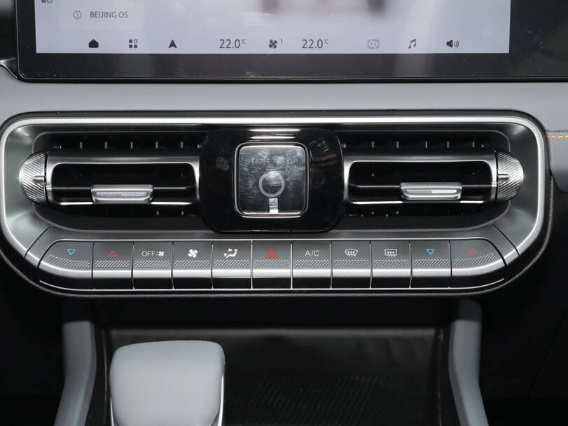بايك بي جي ٤٠ بلس 2025 Interior 